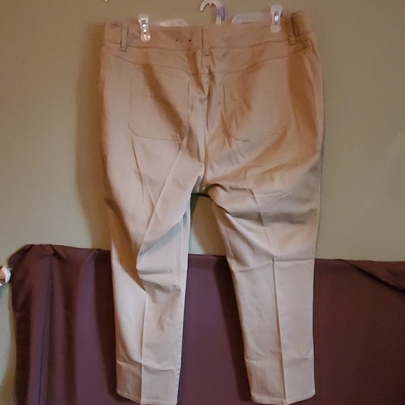 Two "docker" style pants - Picture 2 of 8